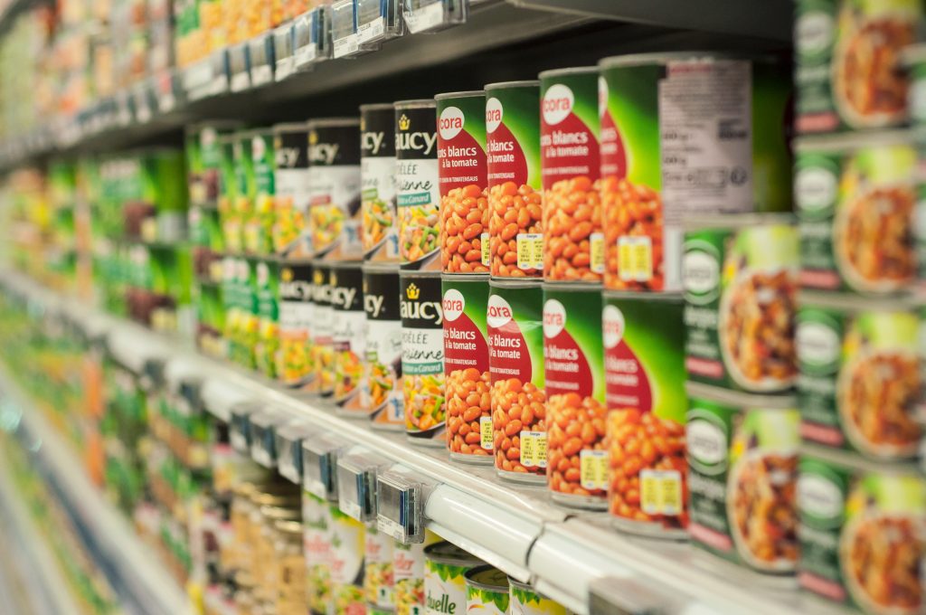 can food alignmed on supermarket shelves