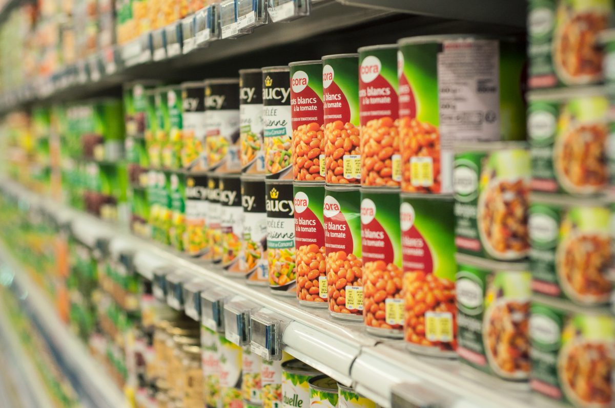 can food alignmed on supermarket shelves